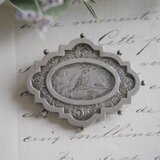 鳥と植物のアンティークブローチ