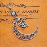 アラベスク調の透かし模様の入った三日月に蝶を吊り下げたムーンネックレス ラインストーン アジャスター ステンレス可