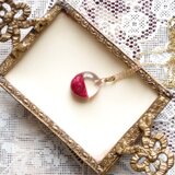 レジンアート　バイカラーのオーバルペンダント〈カメリア〉