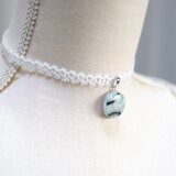 【受注製作】レジンアート　ラウンドモチーフとタティングレースとサテンリボンのチョーカー〈氷れる湖〉