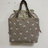 外ポケット付き　巾着バッグ　あおり巾着バッグ　綿麻シーチングキルティング　小花