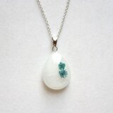 レジンアート　ドロップペンダント〈白雪と花〉