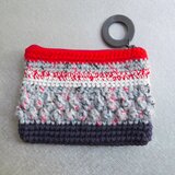 手編みカラフルボーダーニットポーチ(グレー＆レッド）