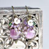 パープルマーブルまん丸ドイツヴィンテージビーズとたわわなフローライト、白蝶貝の小花、グリーンボヘミアビーズのピアス