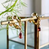 ユニセックス【1月の誕生石】耳元に宿す、小さな決意。ガーネット一粒ピアス/イヤリング