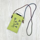手刺繍スマホショルダー　ススキ　テントウムシ