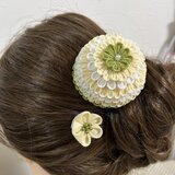 生成りと白のつまみ細工髪飾り（小花付き）