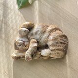 木彫りの小さな猫の置物「陽の子守歌　ぐる猫奏で」