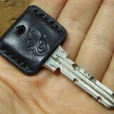 ヤモリ(家守)刻印のキーカバー サドル黒