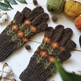 茶に琥珀の花の編み込みスマホ対応手袋