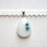 【受注製作】レジンアート　ドロップモチーフとタティングレースとサテンリボンのチョーカー〈白雪と花〉