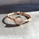 レインボームーンストーン  ホワイト 枠留めコイン7mm/ リング /ゴールド