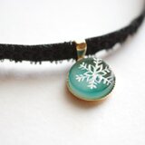 【受注製作】レジンアート　ラウンドモチーフとタティングレースとベルベットリボンのチョーカー〈雪の結晶・緑〉