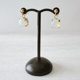 ドイツ製ヴィンテージガラスのピアス／イヤリング やわらかな白が映えるシンプルアクセサリー