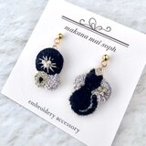 〈耳元を彩るあなたの“大好き”〉猫とお花　ピアス／イヤリング　サージカルステンレス　金属アレルギー対応　ブラック　黒