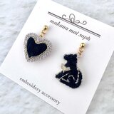 〈犬好きさんの“好き”を形にしたピアス／イヤリング〉犬とハート　サージカルステンレス　金属アレルギー対応　ブラック　黒