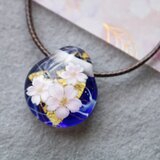 桜のとんぼ玉ガラスペンダント(青）