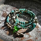 グリーンボヘミアビーズとアフガンパーツ＆民族鈴、クリアビーズ、つぶつぶブラス、多彩グリーンビーズのネックレス