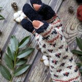 冬の休日〜紺と赤と白の模様編みのスマホ対応手袋