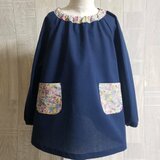 【80〜160】 リバティC ①サックス ラセンビィコットン ネイビー 長袖スモック 首パイピング 着丈延長可