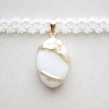 【受注製作】レジンアート　楕円モチーフとタティングレースとサテンリボンのチョーカー〈ホワイトスノー〉