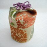 うさぎさんのお骨入れ　欅製筒と西陣織帯地　花兎金襴写しの掛カバー 刺繍入　樹木葬に