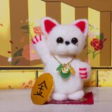 羊毛フェルト　白い可愛い 招き猫 緑色の飾福袋・小判金色のチャーム付き