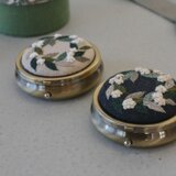 ボタニカルリース 刺繍　ピルケース　ラウンド