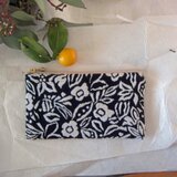 フランス生地　黒地に咲く白い花（MS)　コスメ入れ　鍵入れ　カード入れ　薬入れ