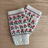 Chorus（コーラス）：蕾模様のカフスと赤い花のハーフミトン