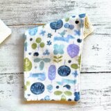 北欧風犬と植物　ハンカチタオル　ハーフハンカチ　ガーゼハンカチ　紫系　名入れ　マイクロファイバータオル