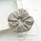 《ふんわり グレイッシュ 刺繍 》おしゃれな くすみ グレー  レース ヘアゴム シュシュ