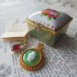 ヴィンテージ　Ａ.スペイン陶磁器ケース／ペンダント2つ／古書（植物画）Package