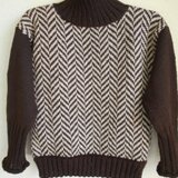 茶色とベージュのヘリンボーン柄セーター