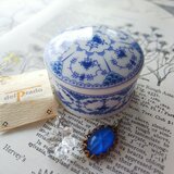 ヴィンテージ　D.スペイン陶磁器ケース／ペンダント2つ／古書（植物画）Package