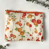 菊模様が華やかなフラットポーチ