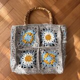 グレー地に水色と黄色が鮮やかモチーフトートバッグ