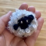 羊の小さな編みぐるみ