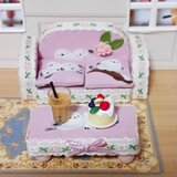 シマエナガの可愛い絵柄のピンクミニソファセット　手作り樹脂ケーキパピオカ付き