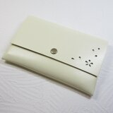 《ゴートスキン》通帳ケース「HANABIRA」・スムースシュリンク・クリーム・0235