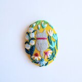 こねこと草花の刺繍ブローチ(botanical）#434