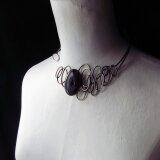 結晶を包み込んだオニキスのシルバーチョーカー