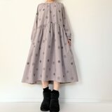 【30％OFF】雪の結晶　長袖ワンピース＊刺繍の水玉模様＊冬景色ツリー＊綿100％＊ポケット付＊くすみグレー×あずき色