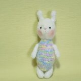 小さな白うさぎ (あみぐるみ)