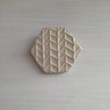 ブローチ(ヘリンボーン六角)白マット