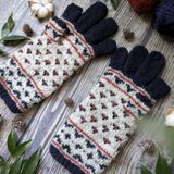 冬の休日〜紺と赤と白の模様編みのスマホ対応手袋