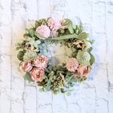 バラとマムのアーティフィシャルフラワーリース[a20261001]