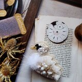 キラキラ白鳥さんのビーズブローチ