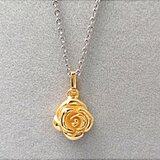 ゴールドローズ｛薔薇｝のペンダント・シルバー製【主張しすぎない程よいサイズ。】