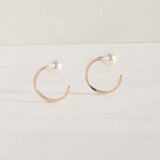 耳たぶの後ろから通すだけ 小ぶり フープ 装着簡単 キャッチレス ピアス パール 14kgf/silver